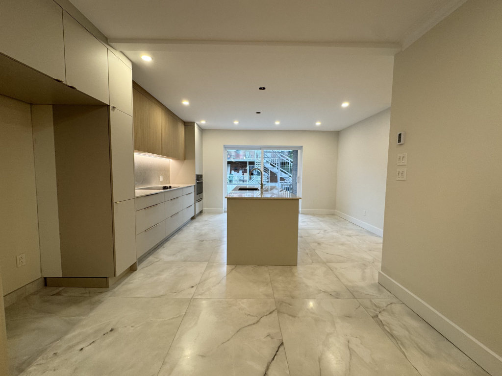 Ahuntsic - 7 1/2 Avec Garage Et Cour
