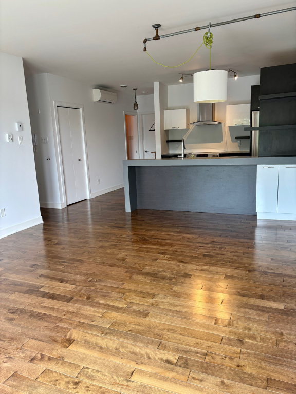 4 1/2 Condo Avec Stationnement