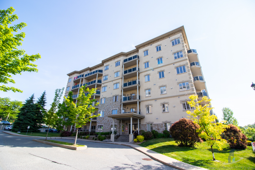 Condo à Louer - 156 Blvd De Lucerne #104