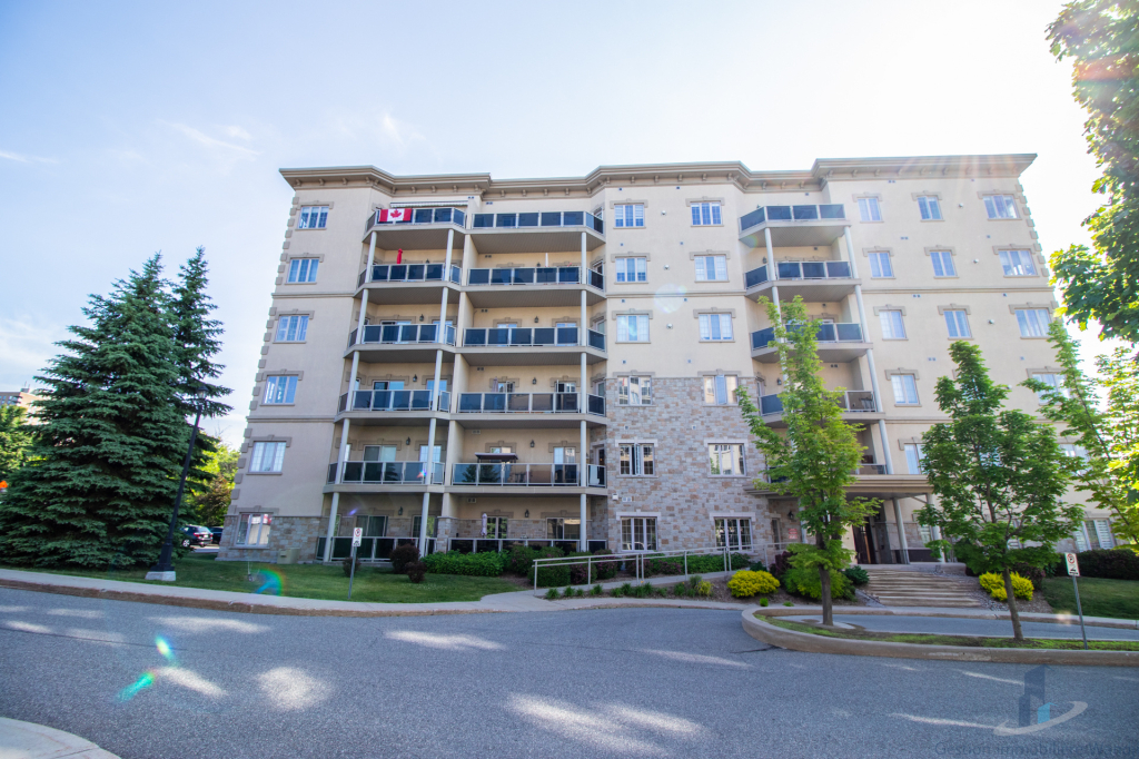 Condo à Louer - 156 Blvd De Lucerne #104