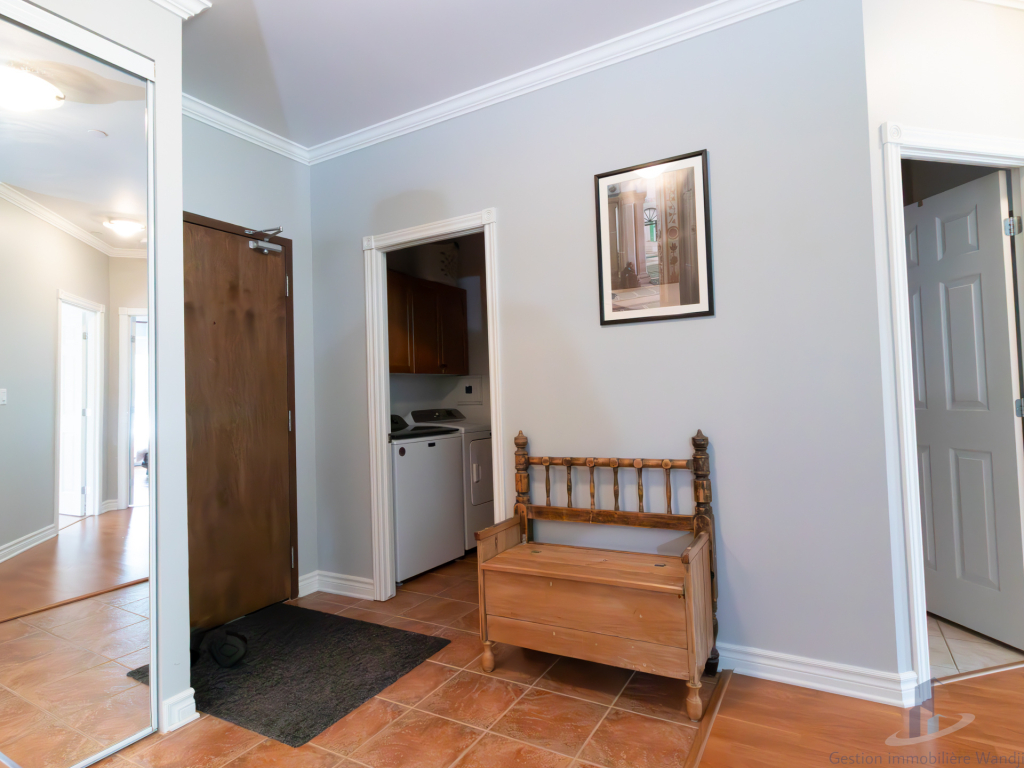Condo à Louer - 156 Blvd De Lucerne #104