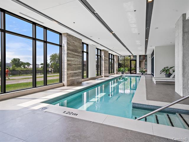 Wow! 2 Cac Avec Garage! Piscine!
