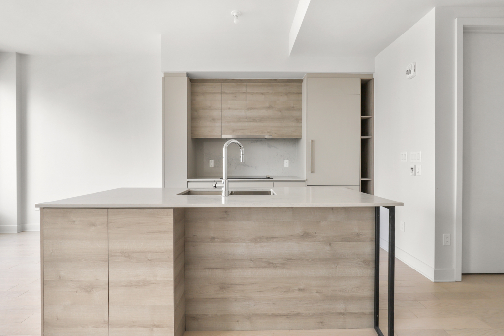 Luxueux 2+1 Cac Avec Balcon! Garage!