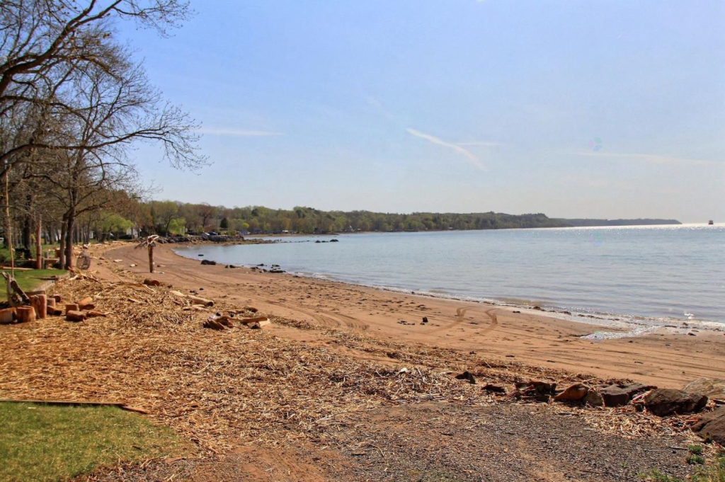 Bord Du Fleuve, Chemin Privé ,1 Voisin