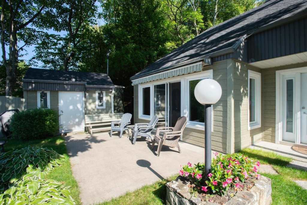 Bord Du Fleuve, Chemin Privé ,1 Voisin