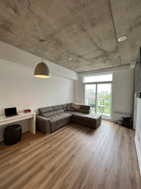 DEAL!!!! Cession de bail 3 1/2 – 1er mois GRATUIT (1852 $ remis en cash) DONNE MEUBLES!