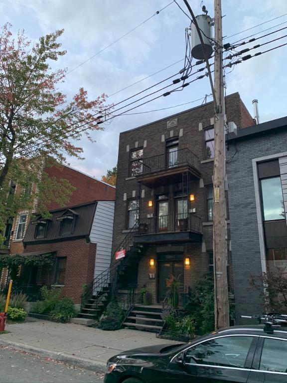 Magnifique, Lumineux, Grand 5 1/2 avec terrasse. Disponible