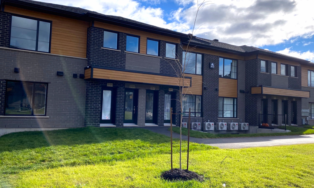 BEAU 4 ½| MONT-BELLEVUE|INTERNET|JUILLET