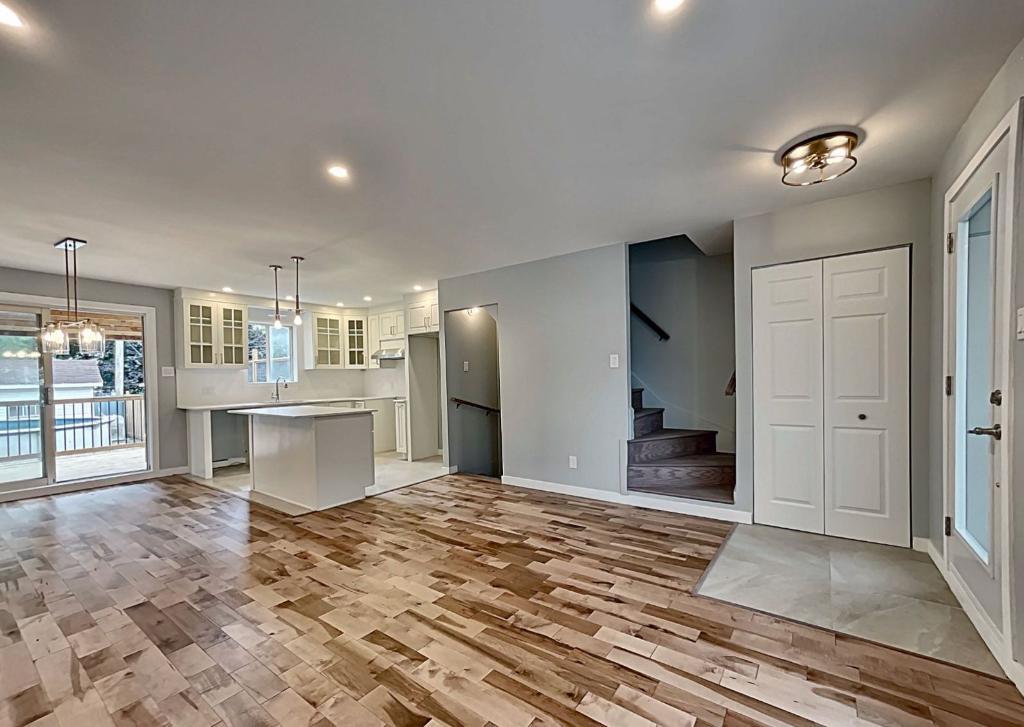 8783 Rue Pierre-Boucher, Laval, QC H7A 3R2