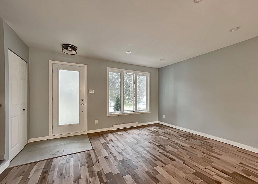 8783 Rue Pierre-Boucher, Laval, QC H7A 3R2