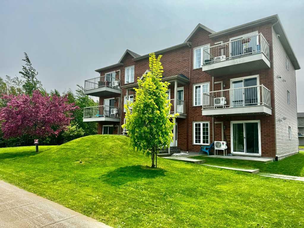 SUPERBE appartement style CONDO récent, grand 4 1/2 (1005 p.c.), dans un environnement paisible et très recherché, à seulement 9 ms de Québec.