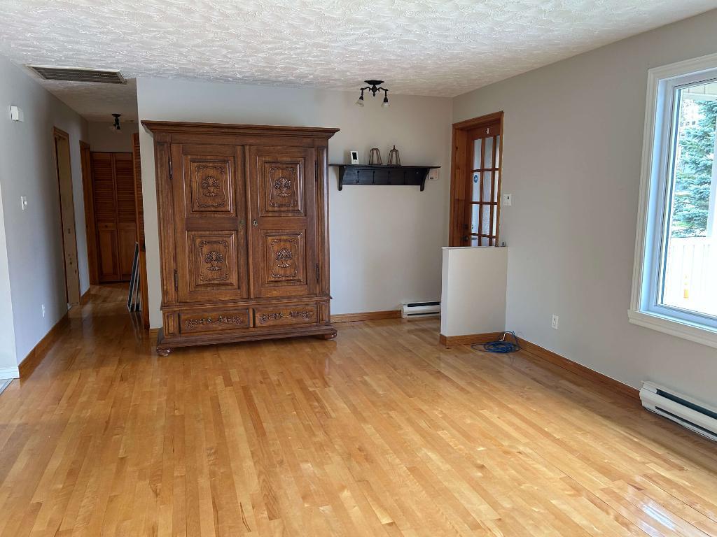Logement spacieux 2 chambres, air climatisé, près des services, secteur Jacques-Cartier