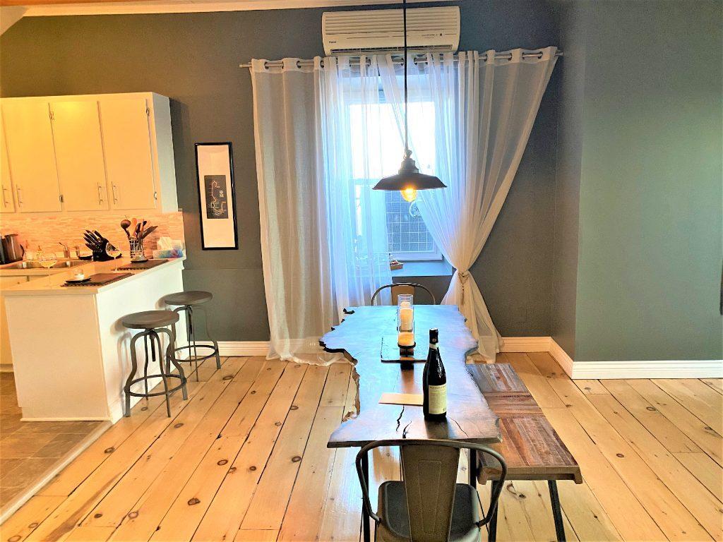 MAGNIFIQUE LOFT – VIEUX-TERREBONNE (ANCESTRALE, BOISERIE, CACHET UNIQUE)