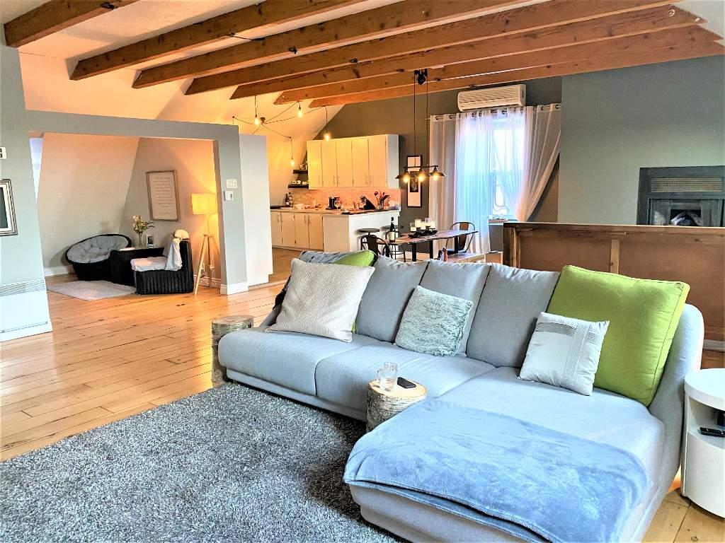 MAGNIFIQUE LOFT – VIEUX-TERREBONNE (ANCESTRALE, BOISERIE, CACHET UNIQUE)