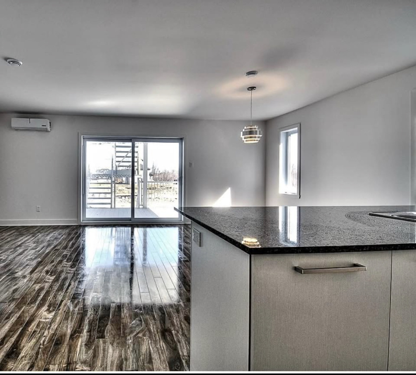 Superbe Condo 5 ½ Contemporain à Louer
