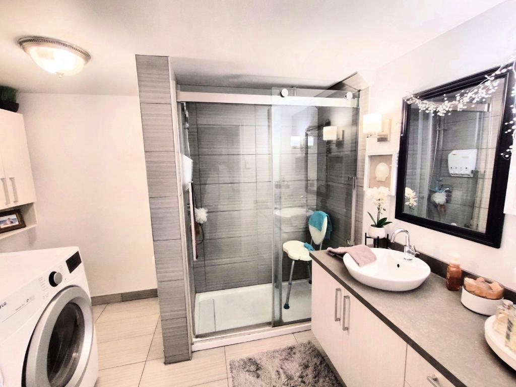3 1/2 a louer Tranquille dans un triplex Cour Privé Table et BBQ Grande pièces ensoleiller, logement avec climatiseur mural. JUILLET a voir