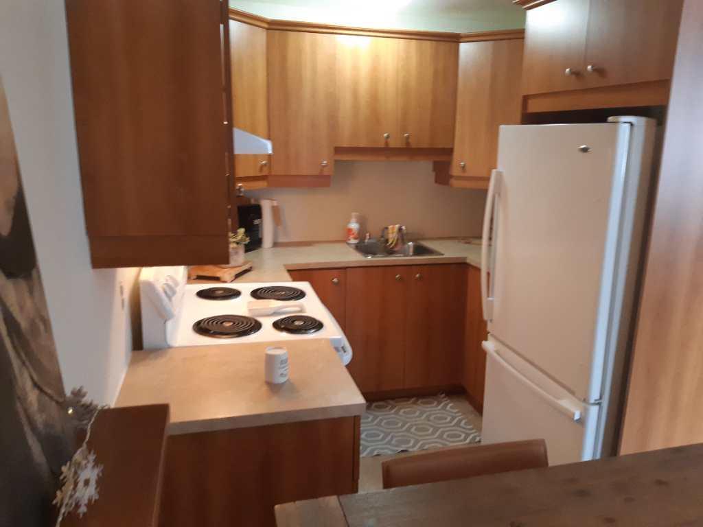 3 1/2 a louer Tranquille dans un triplex Cour Privé Table et BBQ Grande pièces ensoleiller, logement avec climatiseur mural. JUILLET a voir
