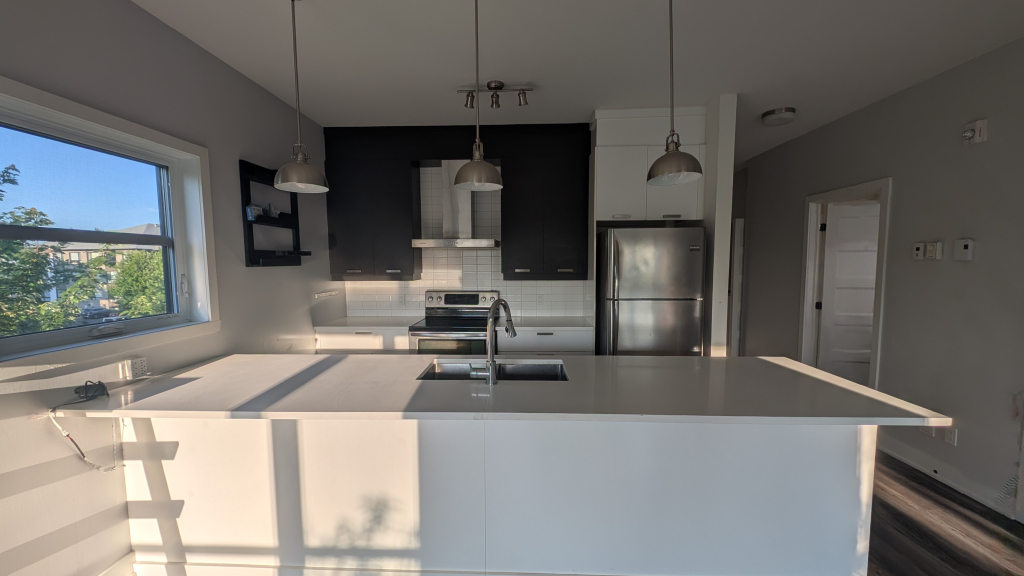 Condo 41/2 Lumineux Au Dernier étage