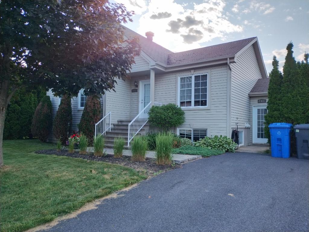 5 1/2, McMasterville, BAS DE MAISON DUPLEX (SOUS-SOL), bien insonorisé, cour privé, cabanon, secteur sécuritaire, tranquille, près des services