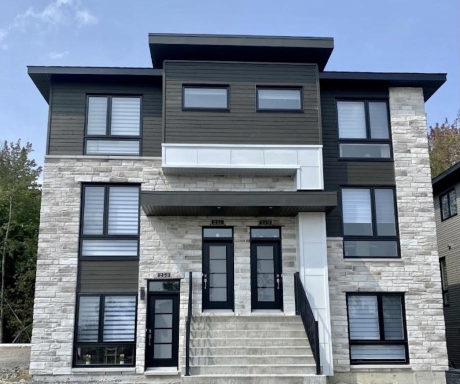 Grand 5 1/2 lumineux au 1er étage d'un triplex isolé construit fin 2024.