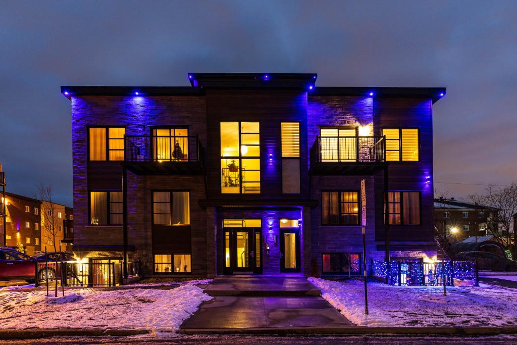 5 1/2 LUXUEUX ASCENSEUR PRIVÉ 50 ANS ET PLUS OCTOBRE 2025 VENEZ VOIR SUR PLACE.. TRES GRAND 1740 PC HAUT DE GAMME. ST HUBERT LONGUEUIL VIDÉO