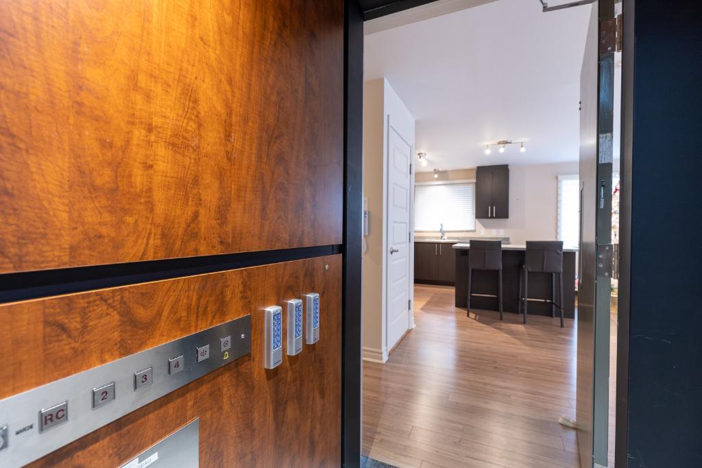 5 1/2 LUXUEUX ASCENSEUR PRIVÉ 50 ANS ET PLUS OCTOBRE 2025 VENEZ VOIR SUR PLACE.. TRES GRAND 1740 PC HAUT DE GAMME. ST HUBERT LONGUEUIL VIDÉO