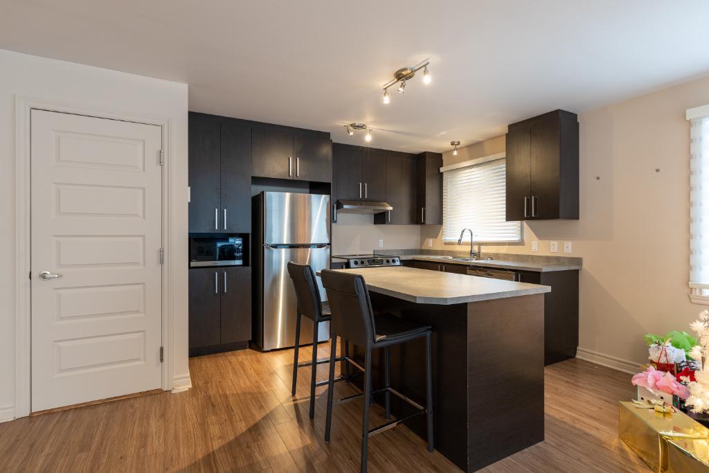 5 1/2 LUXUEUX ASCENSEUR PRIVÉ 50 ANS ET PLUS OCTOBRE 2025 VENEZ VOIR SUR PLACE.. TRES GRAND 1740 PC HAUT DE GAMME. ST HUBERT LONGUEUIL VIDÉO