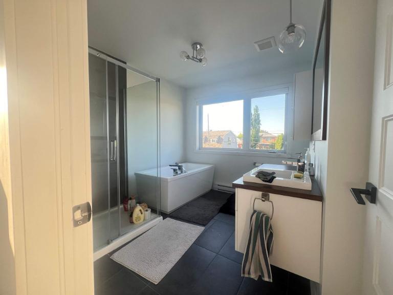 4 CH - 1 SDB - Longueuil - $2,895 /mo