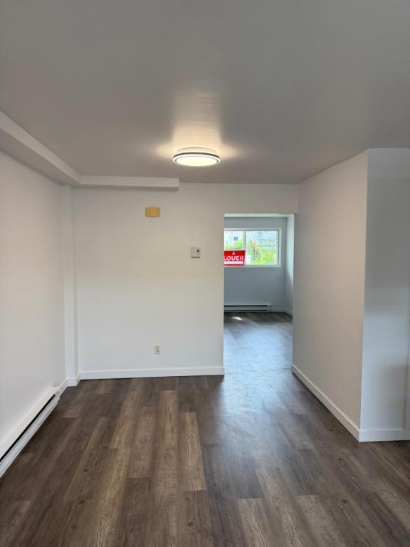 51/2 a Boisbriand dispo 1Juillet 2025 internet 2 stationnements, Loker, Thermopompe