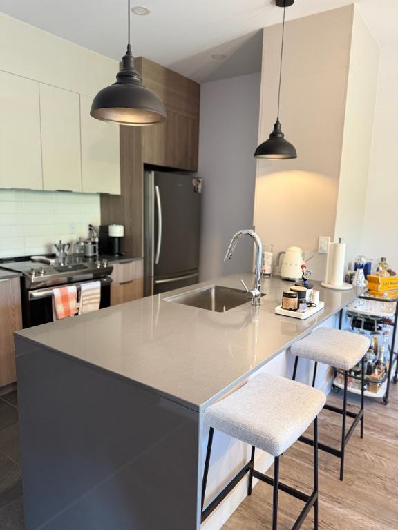 Duvernay condo 4 1/2 chauffé +2 garages, tout inclus avec 5 électro