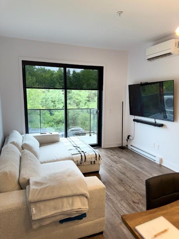 Duvernay condo 4 1/2 chauffé +2 garages, tout inclus avec 5 électro