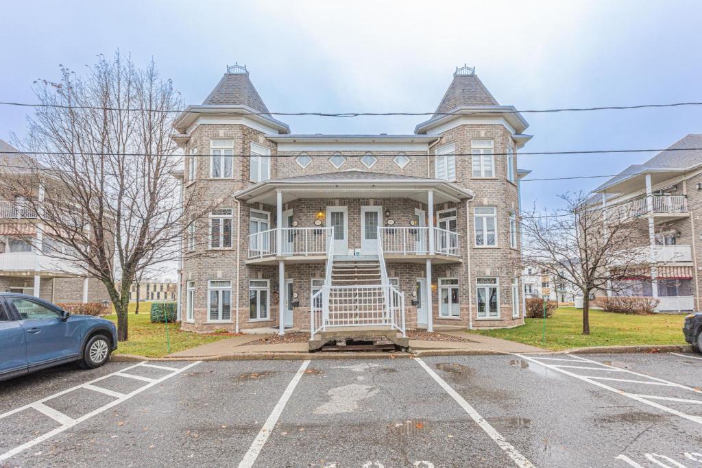 Beau grand condo 4 1/2 propre et sécuritaire avec 5 électro à louer 2 min. des ponts de Qc (Charny)