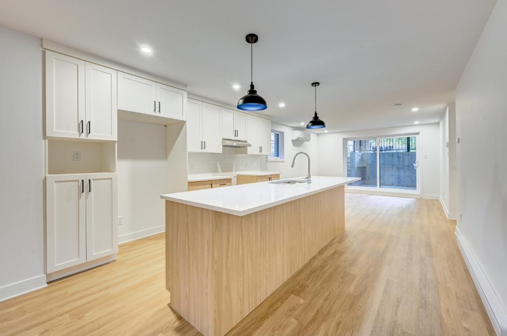 Appartement neuf dans le coeur du Vieux-Longueuil, 5 1/2 + salle de lavage. Disponible dès maintenant. Internet inclus.