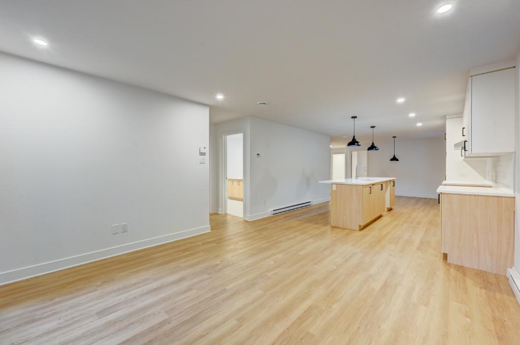 Appartement neuf dans le coeur du Vieux-Longueuil, 5 1/2 + salle de lavage. Disponible dès maintenant. Internet inclus.