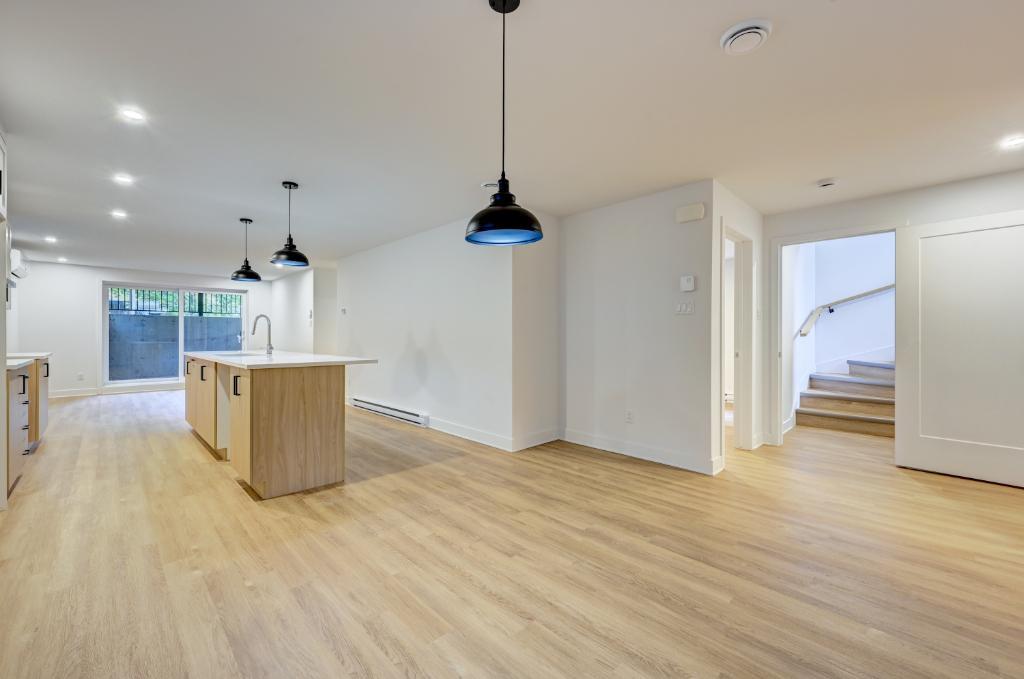 Appartement neuf dans le coeur du Vieux-Longueuil, 5 1/2 + salle de lavage. Disponible dès maintenant. Internet inclus.