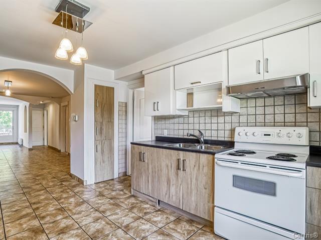 *VILLERAY* Appartement rénové de 3 chambres à coucher avec cour arrière et stationnement