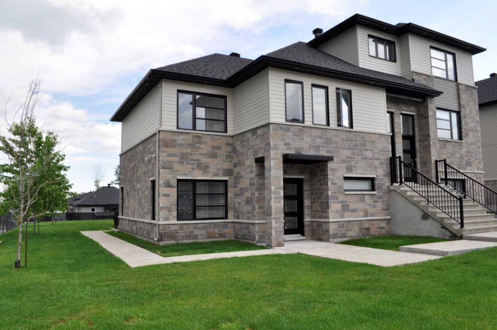 Très beau et grande maison de luxe 6 1/2 sur 2 étages 2 Garages cour privé à louer disponible 1er juillet (St-Jérôme-Lafontaine)