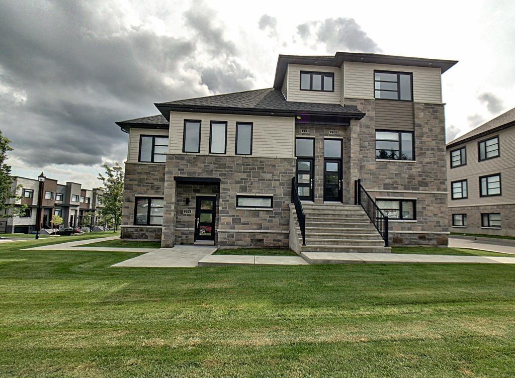Très beau et grande maison de luxe 6 1/2 sur 2 étages 2 Garages cour privé à louer disponible 1er juillet (St-Jérôme-Lafontaine)