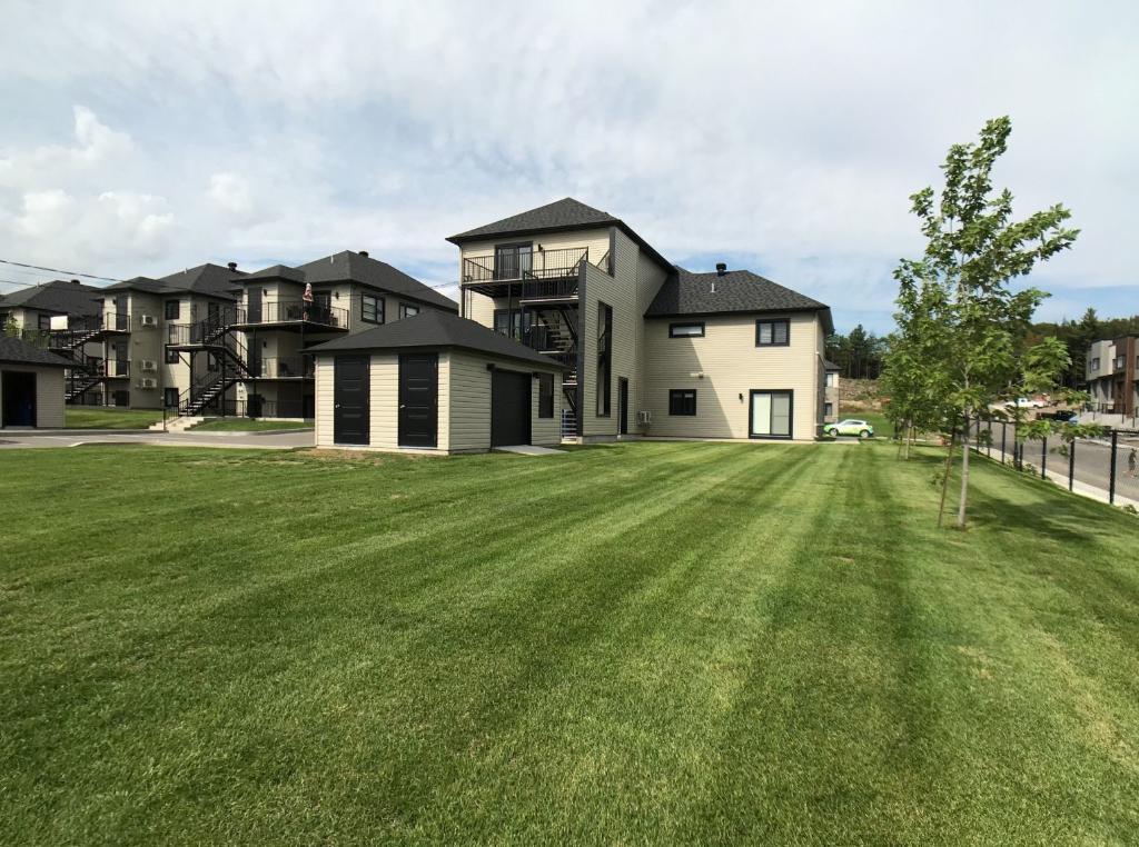 Très beau et grande maison de luxe 6 1/2 sur 2 étages 2 Garages cour privé à louer disponible 1er juillet (St-Jérôme-Lafontaine)