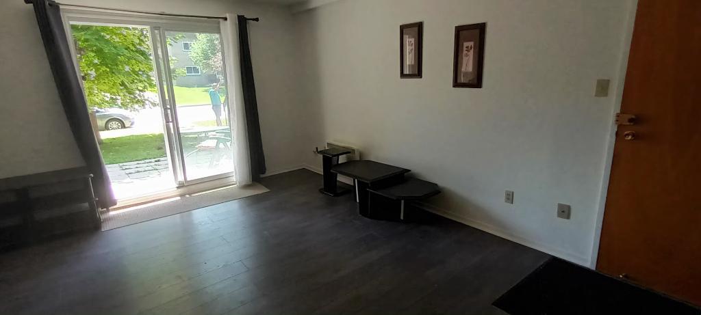 REPENTIGNY 4 1/2 LIBRE NIVEAU TERRASSE +STATIONNEMENT