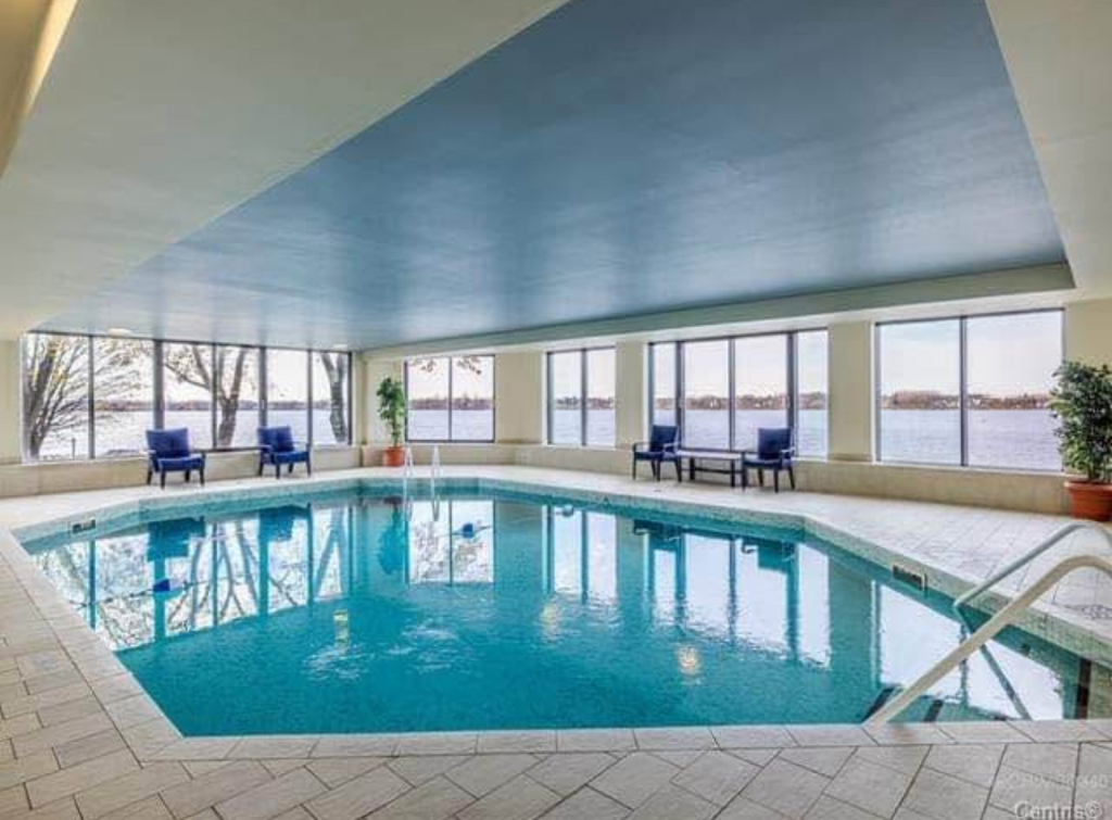 Condo 2 Chambres, Piscine, Garage