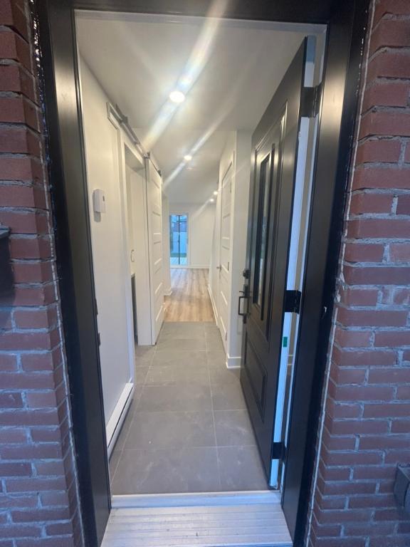 🏡 Superbe Semi-Détaché à Louer – Entièrement Rénové | 3 Chambres | St-Eustache 📍 290 rue Théorêt, St-Eustache 💰 2150 $ / mois