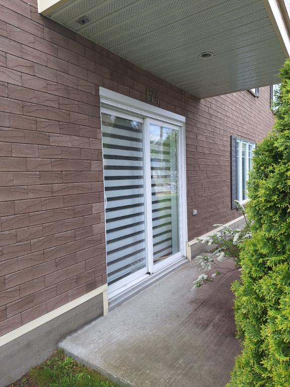 TRÈS BEAU et GRAND 5 et demi avec grand garage détaché fermé