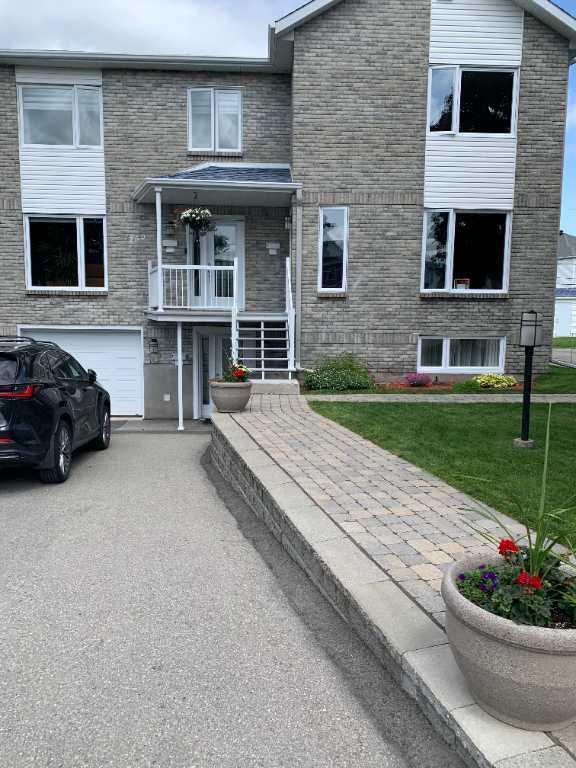 Logement 6 1/2 style semi-détaché dans triplex Vaudreuil-Dorion