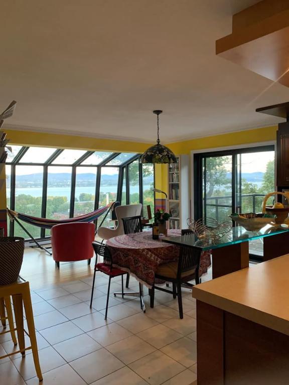 Grand 5 1/2 ou 6 1/2 lumineux, maison triplex, animaux bienvenus