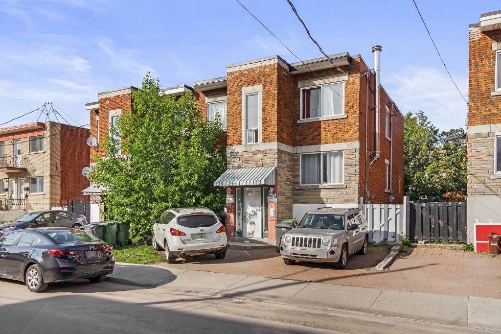 5 et demi haut d'un triplex, libre présentement