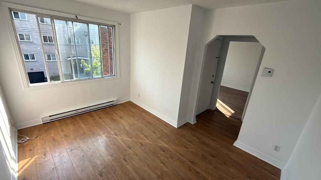 5 et demi haut d'un triplex, libre présentement