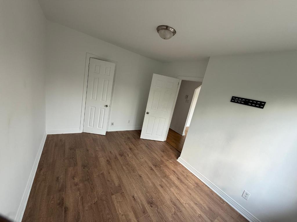 5 et demi haut d'un triplex, libre présentement