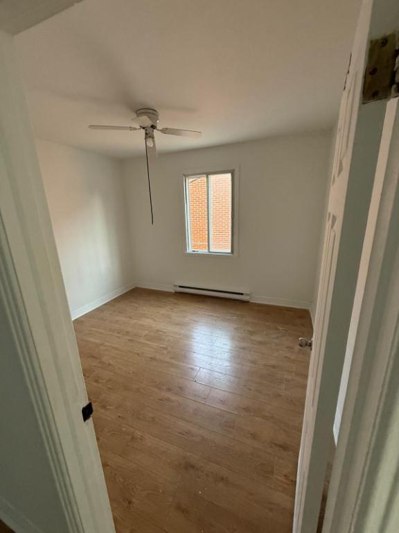 5 et demi haut d'un triplex, libre présentement