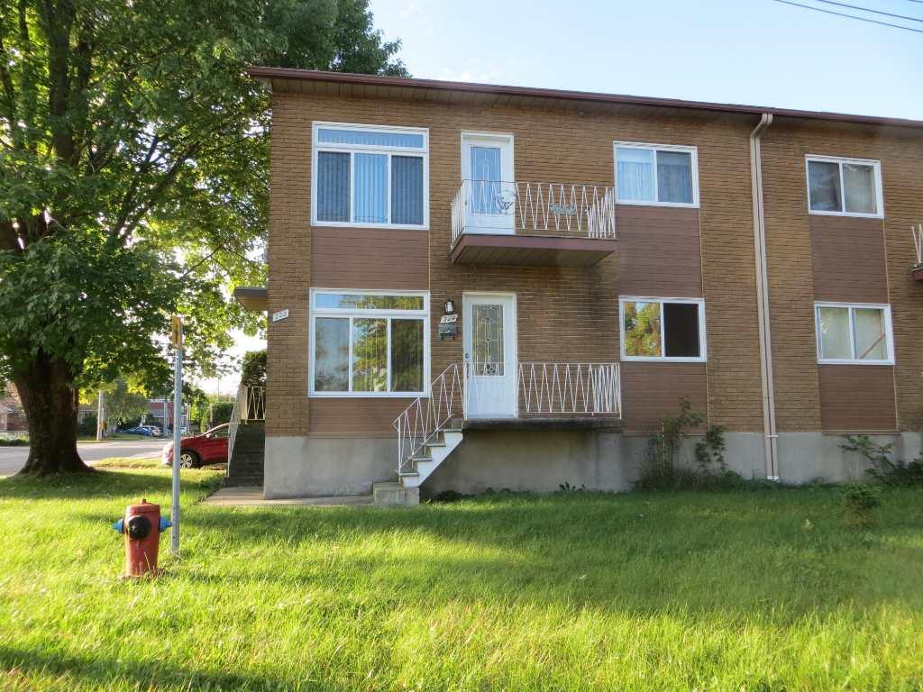 Logement à louer 6 1/2 sur 2 étages (Sous-sol et RDC). Propre et tranquille, près de tout (IGA, pharmacie, piste cyclable, arrêt d'autobus à proximit